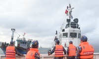 Hải quân đưa tàu cá và 14 ngư dân Bình Định gặp nạn về bờ an toàn