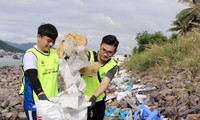 Hàng trăm bạn trẻ chung tay dọn rác trên vịnh Nha Trang 