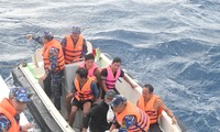 Cứu 5 ngư dân trên tàu cá Bình Định bị chìm