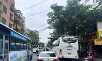 Thiếu bãi đỗ, xe du lịch đậu tràn lan giữa lòng đường Nha Trang