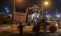 Chiếc xe chở du khách được chuyển khỏi hiện trường sau vụ đánh bom ngày 28/12. Ảnh: AFP.