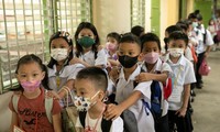 Học sinh Philippines trở lại trường học sau đợt đóng cửa dài nhất thế giới