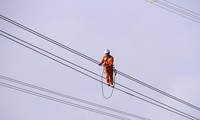 Miệt mài lao động trên &apos;chảo lửa&apos; công trường đường dây 500kV mạch 3