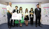 Hoài Nam và Hằng Nga nhận giải nhất cuộc thi “Go Green In the City” Việt Nam 2015 từ đại diện Cty Schneider Electric. Ảnh do NVCC.