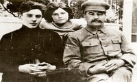 I.Stalin và hai con Vasily và Svetlana.