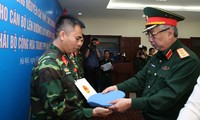 Thượng tướng Nguyễn Chí Vịnh trao quyết định và mũ nồi xanh - biểu tượng của lực lượng gìn giữ hòa bình Liên Hợp Quốc cho 5 sỹ quan.