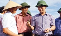 Ông Đặng Quốc Khánh (phải) gặp gỡ ngư dân. Ảnh: Minh Thùy.