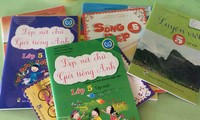 Trong số sách tham khảo mà học sinh tiểu học phải mua còn có cả luyện viết chữ đẹp Tiếng Anh.
