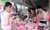 Giá thịt lợn bán tới người tiêu dùng cao là một phần do qua nhiều khâu trung gian. Ảnh: Bình Phương.
