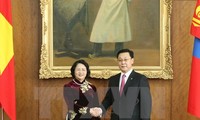 Thủ tướng Mông Cổ Jargaltulgyn Erdenebat đón Phó Chủ tịch nước Đặng Thị Ngọc Thịnh. (Ảnh: Quang Hải/TTXVN)