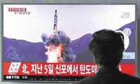 Tại Seoul hôm Chủ nhật vừa qua, màn hình TV chiếu cảnh Triều Tiên thử tên lửa đạn đạo. Chữ trên màn hình có nghĩa là “Triều Tiên phóng tên lửa”. Ảnh: AP.