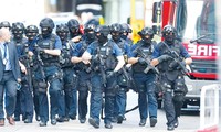 Cảnh sát tuần tra trên cầu London ngày 4/6 sau vụ tấn công. Ảnh: Getty Images.