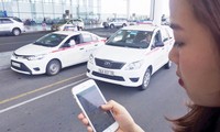 Taxi truyền thống đang có giá "sàn" 10.000 đồng/km, muốn tăng phải làm thủ tục mất cả tuần, nhưng các xe công nghệ giá nhảy múa liên tục trong ngày. Ảnh: Trọng Đảng.