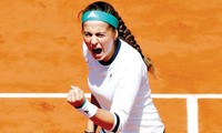 Jelena Ostapenko ăn mừng chiến thắng bất ngờ trước cựu số 1 thế giới Caroline Wozniacki. Ảnh: GETTY IMAGES.
