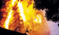 Tòa nhà bốc cháy ngùn ngụt. Ảnh: Daily Mail.