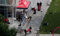 Lính cứu hỏa khiêng thi thể nạn nhân ra khỏi tòa chung cư. Ảnh: Daily Mail.