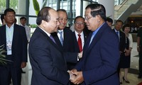 Thủ tướng Nguyễn Xuân Phúc và Thủ tướng Campuchia Hun Sen tại tỉnh Bình Dương sáng 22/6. Ảnh: TTXVN.