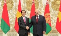Chủ tịch nước Trần Đại Quang và Tổng thống Belarus Alexander Lukashenko chụp ảnh chung tại lễ đón. Ảnh: TTXVN.