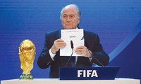 Cựu Chủ tịch FIFA S.Blatter công bố Qatar là nước chủ nhà World Cup 2022. Ảnh: GETTY IMAGES.