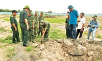 Công binh bắt đầu tìm mộ trong sân bay. Ảnh: T.N.A.