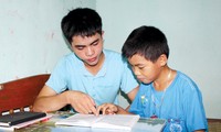 Em Lê Hữu Hiếu (trái) một trong những thí sinh đạt 3 điểm 10 ở Thanh Hóa đang hướng dẫn em trai ôn tập hè. ẢNH: PV.