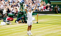 Roger Federer tận hưởng hương vị lần thứ 8 chiến thắng tại Wimbledon. Ảnh: GETTY IMAGES.