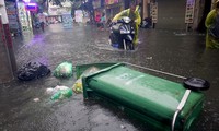 Nhiều khu phố Hà Nội chìm trong nước