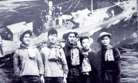 (Từ trái sang) Các thủy thủ tàu C235 Nguyễn Hồng Phong, Lê Duy Mai, Vũ Long An, Lâm Quang Tuyến, Hà Minh Thật còn sống trở về. Ảnh: Kiến Nghĩa chụp lại.