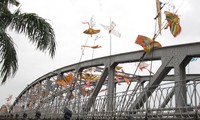 Lễ hội diều trên cầu Tràng Tiền.