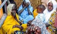 Phụ nữ Nigeria tại hiện trường tấn công nhà ga ở thành phố Maiduguri ngày 15/3 khiến 2 thường dân, 4 nữ chiến binh Boka Haram thiệt mạng. Ảnh: CNN.