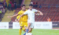 Các cầu thủ U22 Malaysia (phải) ra quân giành chiến thắng Brunei 2-1 trước sự chứng kiến của không nhiều CĐV nhà.