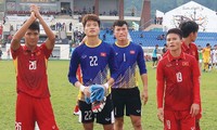 Thủ môn Phí Minh Long (số 22) cùng đồng đội xin lỗi khán giả sau thất bại trước ĐT U22 Thái Lan ở SEA Games 29. Ảnh: VSI.