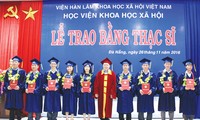 Một buổi lễ tốt nghiệp thạc sĩ tại Học viện Khoa học xã hội thuộc Viện Hàn lâm KHXH Việt Nam.