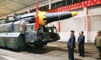 Nhà lãnh đạo Triều Tiên Kim Jong-un kiểm tra tên lửa đạn đạo Hwasong-12. Ảnh: KCNA.