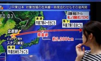Một người đi đường ở Tokyo theo dõi tin về vụ phóng tên lửa của Triều Tiên sáng 15/9. Ảnh: Getty Images.