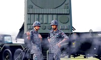 Lực lượng Phòng vệ Nhật Bản tổ chức diễn tập sử dụng hệ thống phòng thủ tên lửa Patriot-3 tại căn cứ không quân Mỹ ở Yokota, ngoại ô Tokyo, ngày 29/8. Ảnh: Getty Images.