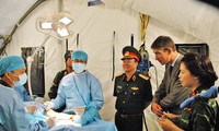 Thượng tướng Phạm Ngọc Minh đánh giá cao sự chuẩn bị của bệnh viện dã chiến của Việt Nam. Ảnh: Trần Nguyễn Anh.