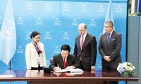 Phó Thủ tướng Phạm Bình Minh ký hiệp ước cấm vũ khí hạt nhân tại trụ sở Liên Hợp Quốc. Ảnh: TTXVN.