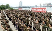 Người dân Triều Tiên trong một buổi tập trung trên quảng trường ở Bình Nhưỡng. Ảnh: Getty Images.