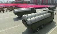 Tên lửa đất đối không tầm xa KN-06 của Triều Tiên lần đầu tiên xuất hiện trước công chúng trong lễ diễu binh năm 2010. Ảnh: Military Edge.