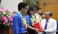 Phó Thủ tướng Trương Hòa Bình trao quà biểu dương cán bộ, công chức, viên chức trẻ có thành tích xuất sắc trong rèn luyện, công tác. Ảnh: Bình Minh.