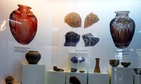 Một góc gian trưng bày gốm cổ Bình Định. Ảnh: Viết Hiền.