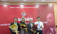 Bí thư T.Ư Đoàn Nguyễn Ngọc Lương (ngoài cùng bên phải) tặng hoa cho các khách mời tham dự buổi tọa đàm. Ảnh: L.T.