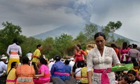 Hàng trăm cư dân cầu nguyện cho núi lửa ngừng tuôn trào. Ảnh: CNN.
