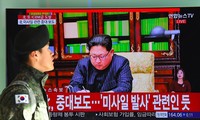 Một lính Hàn Quốc trước màn hình TV tại Seoul có hình ảnh nhà lãnh đạo Triều Tiên Kim Jong-un. Ảnh: Getty Images.