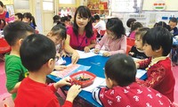 Cô Dương Cẩm Nai trong giờ học với trẻ mầm non.