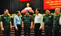 Lãnh đạo và nguyên lãnh đạo Nhà nước, Bộ quốc phòng trao đổi bên lề hội thảo.