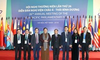 Phó Chủ tịch Quốc hội Tòng Thị Phóng chụp ảnh cùng các nghị sỹ dự phiên họp toàn thể đầu tiên ngày 19/1. Ảnh: TTXVN.