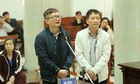 Bị cáo Đinh Mạnh Thắng (bên trái) và bị cáo Trịnh Xuân Thanh (bên phải) trả lời câu hỏi của Hội đồng xét xử tại phiên tòa. Ảnh: An Đăng.