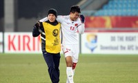 Đức Chinh bật khóc vì sung sướng sau khi cùng U23 Việt Nam giành quyền vào chơi trận chung kết U23 châu Á. Ảnh: Hữu Phạm.